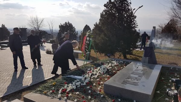 Արմեն Սարգսյանը ծաղիկներ է խոնարհել «Եռաբլուրում» Վազգեն Սարգսյանի գերեզմանին (ֆոտոշարք եւ տեսանյութ)