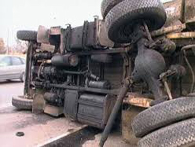 Երևան-Մեղրի ճանապարհին բեռնատար է շրջվել. վարորդը և ուղևորը մահացել են