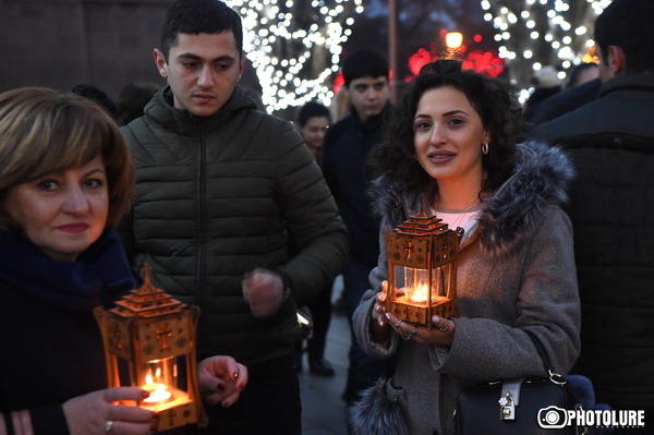 Մարդիկ եկեղեցում վառած ճրագներն իրենց հետ տուն էին տանում (ֆոտոշարք)