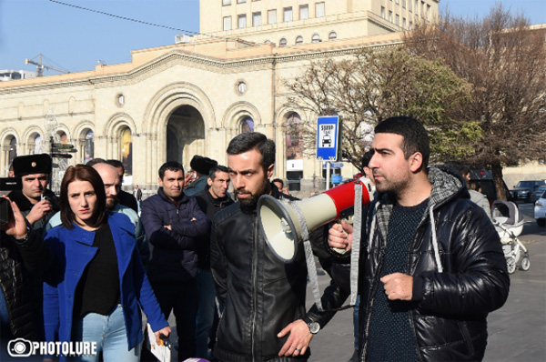 «Ելքը» աջ ղեկով ձախ է քաշում. «Հայոց Աշխարհ»