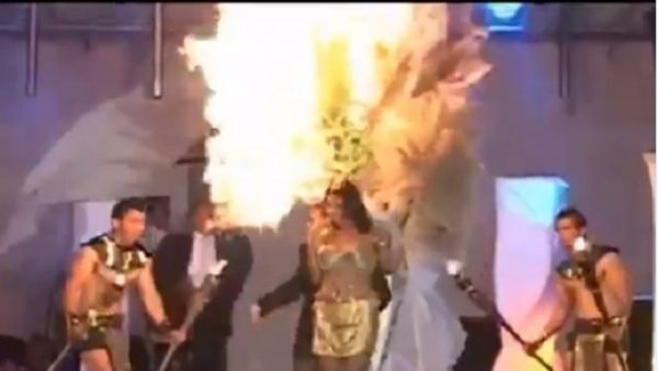 Սալվադորում գեղեցկության մրցույթի ժամանակ այրվել են մասնակցի «փետուրները» (Տեսանյութ)