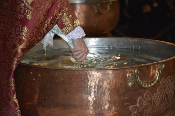 Ջրօրհնեքի արարողությունը. Մյուռոնով սրբագործված ու շնորհազարդված ջուրը բաժանվում է ժողովրդին հոգու և մարմնի նորոգության համար