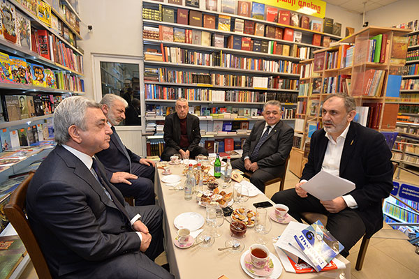 Սերժ Սարգսյանն ասել է, որ Հայաստանում պետականածին ու պետական ինստիտուտների, քաղաքացու ու պետության կապի, բանակի մասին վեպեր չեն գրվում