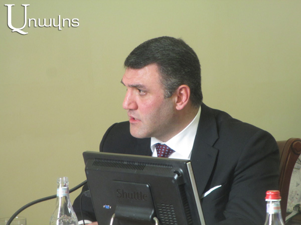 Փաշինյանը Մարտի 1-ի հարցը քննարկելիս անեկդոտ պատմեց, Կոստանյանը ցուցադրաբար լքեց հանձնաժողովի նիստը