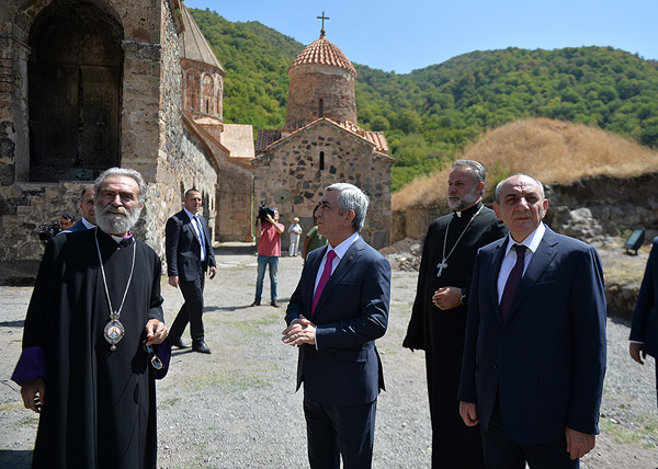 «Նվեր» Սերժ Սարգսյանի եւ Բակո Սահակյանի համար