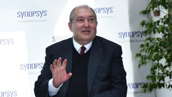 Արմեն Սարգսյանի պատվավոր պաշտոնների ցուցանակները. «Հրապարակ»