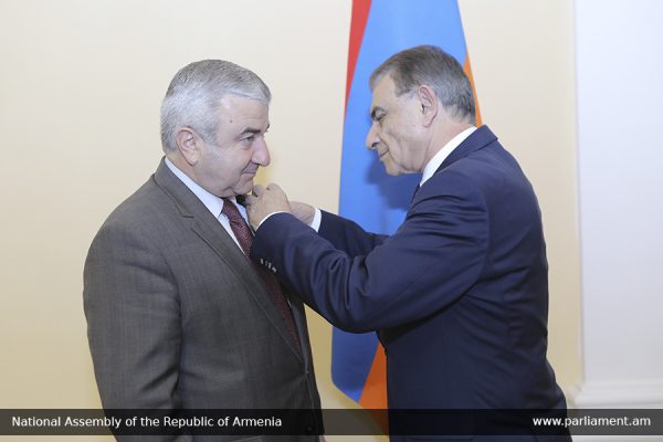Արա Բաբլոյանը պարգեւատրել է Աշոտ Ղուլյանին