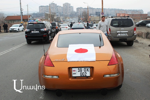 «Դիմելու ենք նախագահին». աջ ղեկով մեքենաների երթ՝ Երեւանում (Ֆոտոշարք և տեսանյութ)