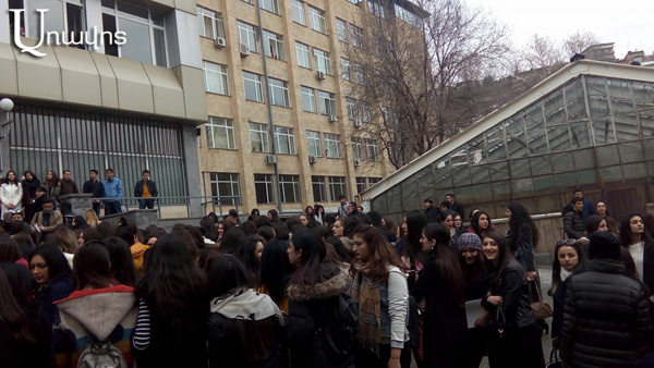 «Բարսեղյան, Բարսեղյանը մնալու է». ցույց՝ ԵՊՀ կենտրոնական մասնաշենքի մոտ