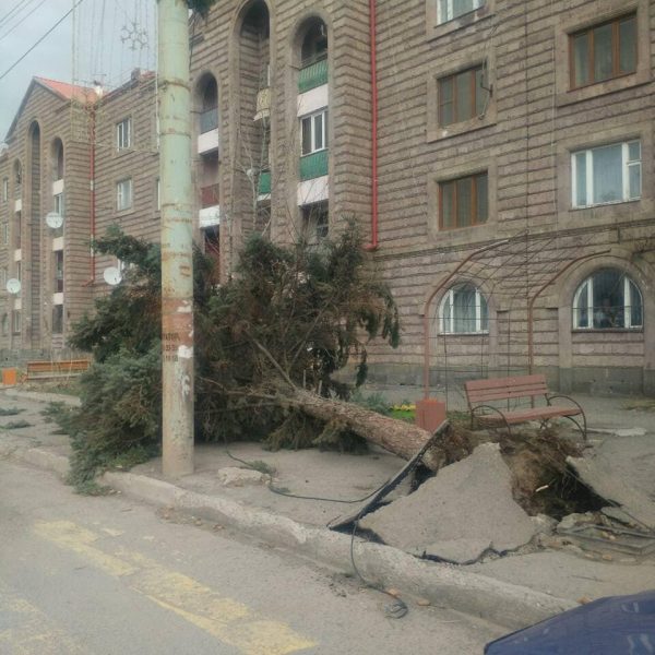 Քամու ավերածություններ Երևանում և ՀՀ մարզերում