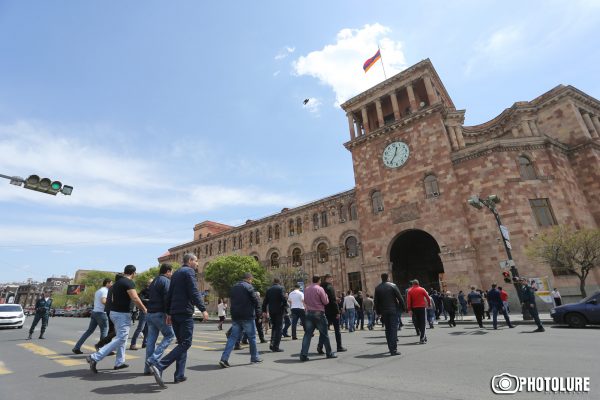 Մեկը Քոչարյանից ու Զախարյանից է փողերն ուզում, մյուսը՝ Նաղդալյանից, 3-րդն էլ՝ զինվոր որդուն սպանողին է բացահայտում