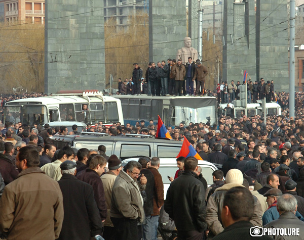 «Քոչարյանը թող ասի, որ էդ որոշումը ես միայնակ չեմ արել, կամ ասի, որ միայնակ եմ արել, որովհետեւ ինքը միակ տղամարդն է». Արամ Սարգսյան