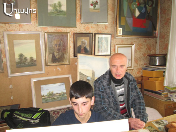 «Ասում են, թե նկարներդ տխուր են, բայց ես ցեխը ո՞նց կարմիրով նկարեմ». գյումրեցի նկարիչ (Ֆոտոշարք)