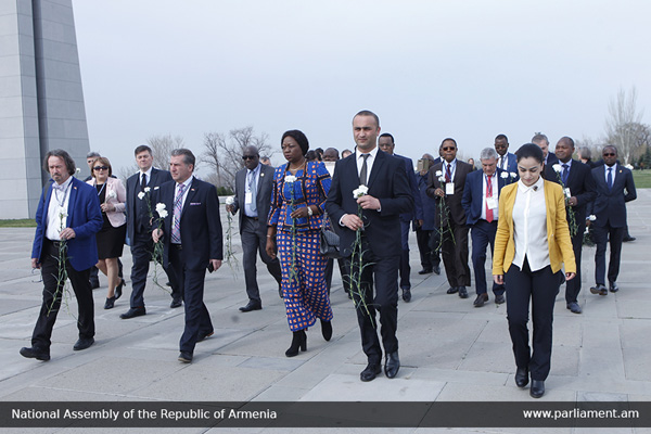 Ֆրանկոֆոնիայի խորհրդարանական վեհաժողովի քաղաքական հարցերի հանձնաժողովի պատվիրակությունը հարգանքի տուրք է մատուցել Ծիծեռնակաբերդի հուշահամալիրում