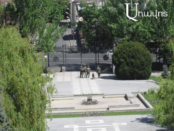 ՀՀԿ-ի օլիգարխ պատգամավորները պատանդ էին մնացել ԱԺ շենքում