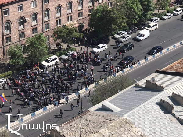 Ցուցարարներն Արշակունյացը երկկողմանի փակել են