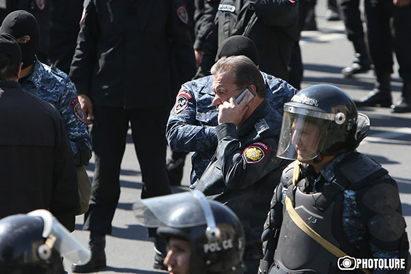 Վլադիմիր Գասպարյանին Բաղրամյան պողոտայում ոստիկանները երգով են դիմավորել