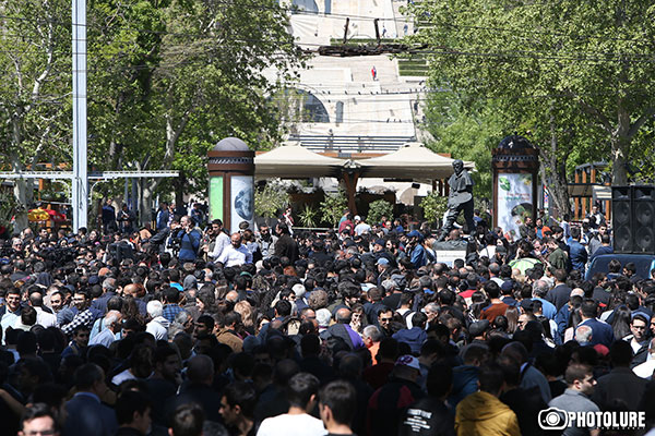 Երևանում մոտ 10 հազար ցուցարար դուրս է եկել փողոց. The Washington Post