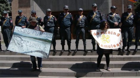 «Ուզում են Ջերմուկն էլ չլինի, ջուր ներկրե՞նք». ակցիա բնապահպանության նախարարության դիմաց. «Ա1+»