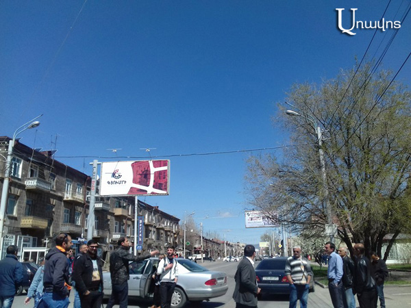 «Հավքվեք հլը ստեղից». Շիրակի ոստիկանության շենքի դիմաց հարձակվեցին ԶԼՄ-ների վրա