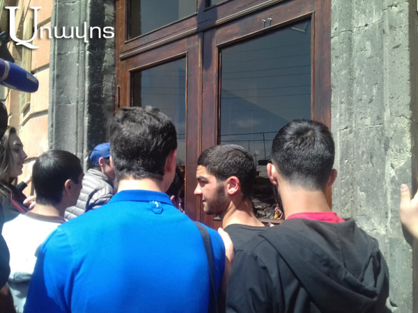 «Դուք հո՞ իմ վերադասը չեք». Գյումրու թիվ 3 դպրոցի տնօրենը՝ ցուցարարներին