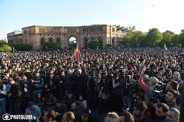 «Մենք մտնում ենք այն շենքերը, որոնք ուզում ենք». հանրահավաքը մեկնարկեց