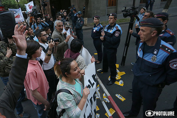 ՀՀԿ գրասենյակ տանող փողոցը ոստիկանները փակել են