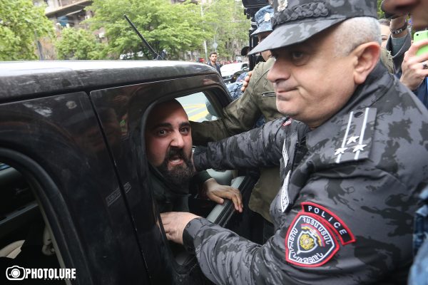 Լարված իրավիճակ Մաշտոց-Պուշկին խաչմերուկում. Քաղաքացիներն իրենց մեքենաները կայանում են փողոցի մեջտեղում ու հեռանում
