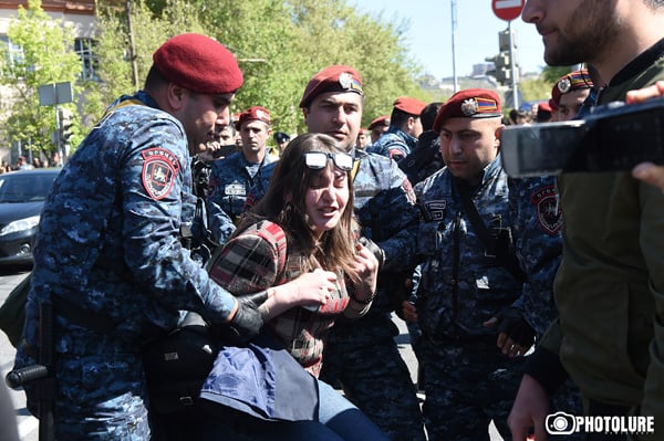 Ցուցարարները ոստիկանների հետ երգում էին օրհներգը. Ոստիկանները հակագազեր էին հագել՝ պատրաստվելով գործողության