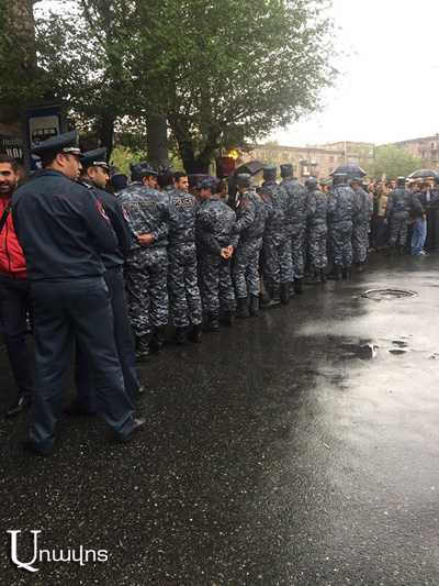 Կասյան փողոցում ցուցարարները ոստիկաններին՝ «Հալալ ա ձեզ, ձեր ցավը տանեմ»