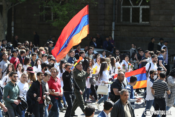 «Պիտի գնանք ոստիկանին ասենք, եթե հարվածում ես, մեզ հարվածիր, բայց չփորձես մեր եղբորը, քրոջը». մեկնարկեց Ապրիլյան քառօրյայի մասնակիցներ երթը