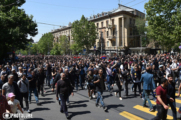 Քաղաքացիները լավաշ ու ջուր են հյուրասիրում ցուցարարներին