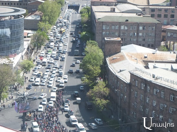 Ցուցարարները ոչ թե փողոցներ կփակեն, այլ մայթեզրերին կանգնած՝ վարորդներին կուղղեն նոր կարգախոսը