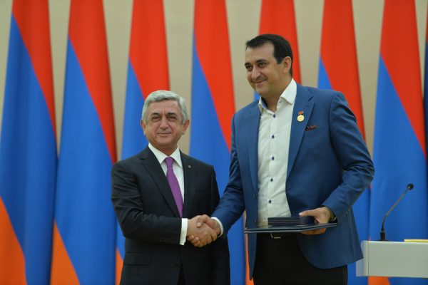 Մկրտիչ Արզումանյանն էլ հրաժարվեց ՀՀ վաստակավոր արտիստի կոչումից