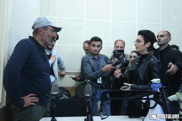 Երևանի մամուլի ակումբի նախագահը ոչ քննադատեց շենքը գրավողներին, ոչ էլ այն դիրքորոշումը, որն ունեցավ ռադիոյի ղեկավարությունը