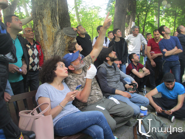 «Դու հզոր ես, ապրե՛ս, քո ցավը տանեմ, Հայաստանում քաղաքական գործիչ չկա, որ քո հետ համեմատվի». Ցուցարարը՝ Փաշինյանին