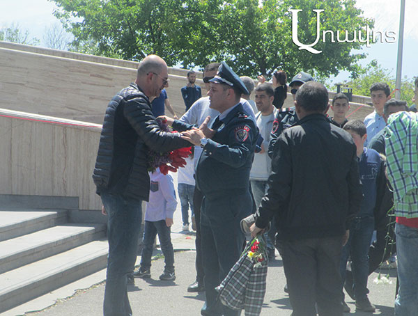 «Էսի ցեղասպանության օր ա, ձեռներդ քե՛զ պահի». Ոստիկանների արձագանքը՝ կռիվ անող քաղաքացուն. (Տեսանյութ)