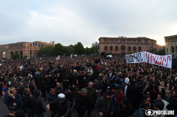 «Ի սեր Աստծո, առանց արյուն հեռացեք». Սասուն Միքայելյանը՝ Սերժ Սարգսյանին