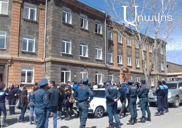 «Էս գլխներիս ցուցարար ես խաղո՞ւմ»․ տղայի ոտքերին խփելով՝ ՃՈ մեքենայով բերման են ենթարկել