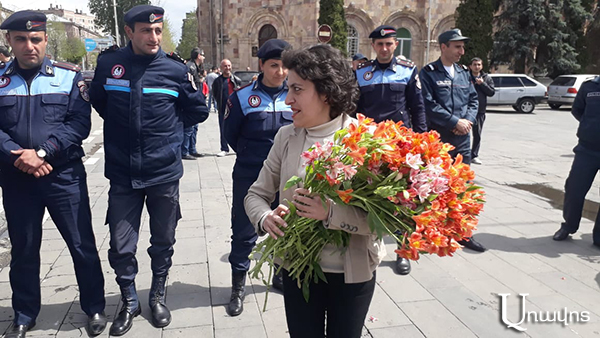 Վանաձորում ցուցարարներին ու ոստիկաններին ծաղիկներ են բաժանում