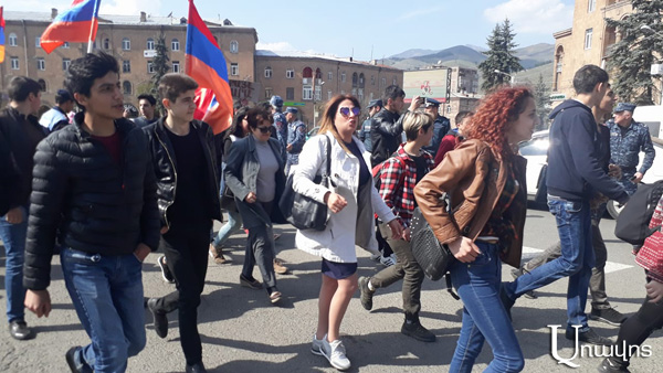 Վանաձորում պարբերաբար բախումներ են լինում ոստիկանների եւ ցույցի մասնակիցների միջև