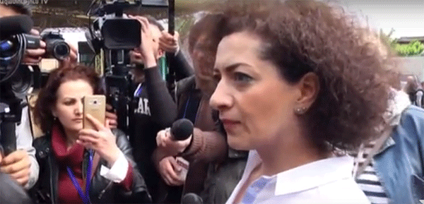 Փաշինյանին ու Սասուն Միքայելյանին բերման ենթարկելուց հետո ցուցարարներին միացավ Փաշինյանի կինը