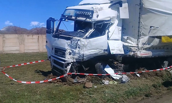Սպիտակում բախվել են բեռնատարներ. վարորդներից մեկը մահացել է