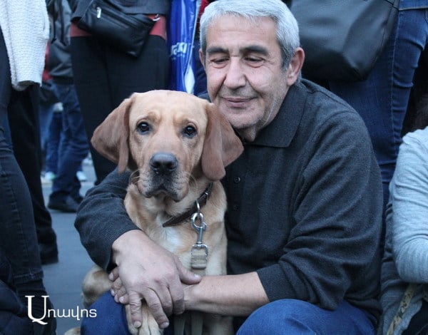 Ցուցարարները նրա կողքով անտարբեր չէին անցնում