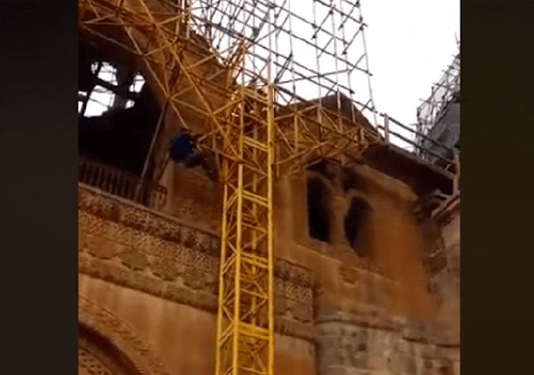 Տղամարդը փորձել է սղոցել Մայր Աթոռ Սուրբ Էջմիածնի Մայր տաճարի գմբեթի խաչը (Տեսանյութ)
