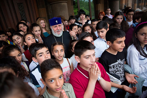 Ամենայն Հայոց Կաթողիկոսը հյուրընկալեց կիրակնօրյա դպրոցների աշակերտներին