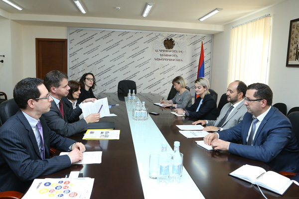 Դեսպան Լաքոտը բարձր է գնահատել հայ երիտասարդության ակտիվ մասնակցությունը համաժողովրդական շարժմանը, որը վկայում է քաղաքացիական կրթության և ժողովրդավարական արժեքների բարձր նշաձողի մասին