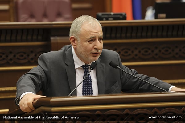 Ինչպես Վանոն էր Վազգենին զգուշացրել, Զուրաբյանը Փաշինյանին զգուշացրեց վտանգի մասին. «Կանգնած եք շատերի կոկորդին»