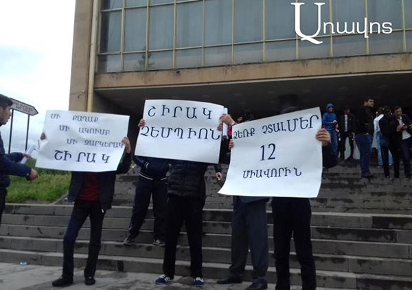 «Անձամբ կհասնեմ Նիկոլի մոտ, Գյումրին հո էսպես նսեմացնելով չէ՞»․ «Շիրակ»-ի երկրպագուների ցույցը (Ֆոտոշարք)