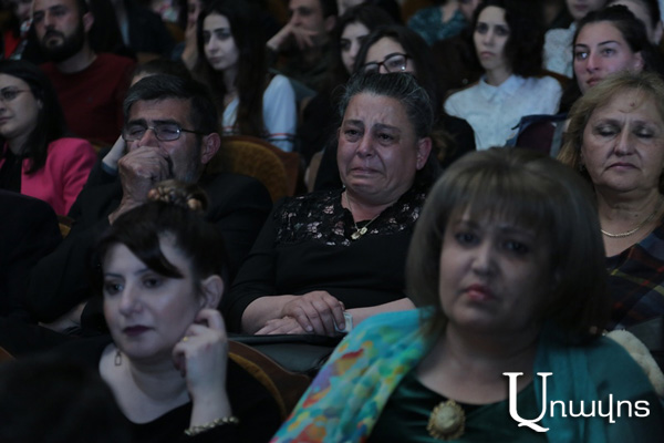 Հուզիչ տեսարան Գյումրու թատրոնում՝ մշակութային էլիտայի ներկայությամբ (Ֆոտոշարք)